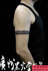 Modello di tatuaggio tatuaggio braccio del ragazzo bello