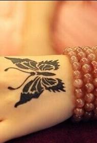 여성 손 아름다운 아름다운 나비 Tengtu 문신 사진