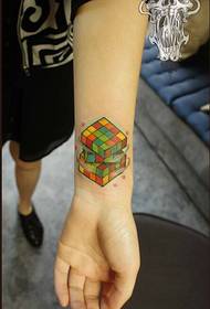 Žena zápěstí barevné kostky tetování práce