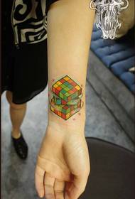 Trabalho de tatuagem de cubo de cor de pulso de mulher