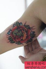 Мужская рука модная стильная роза тату