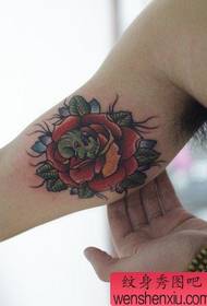 Mannenarm mode stijlvolle roos tattoo patroon
