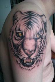 Pašėlęs tigro tatuiruotės paveikslas