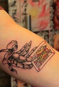 手臂骷髅手扑克牌纹身图案