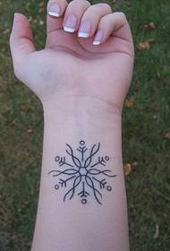 Krásne zápästie, krásna malá snehová vločka tetovanie