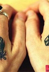 Deimantų ir rašiklio tatuiruotės modelis ant rankos galo