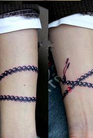 Bella immagine del modello del tatuaggio del braccialetto della mano femminile