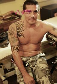 Europæisk og amerikansk mandlig personlighed med blomsterarm tatoveringsbilleder