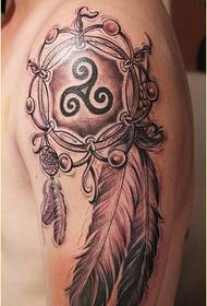 Una foto di un modello di tatuaggio acchiappasogni armati