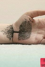 Travaux de tatouage de l'arbre de la paix à la main fraîche