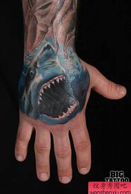 Akakurumbira kumashure shark tattoo maitiro kumashure kweruoko