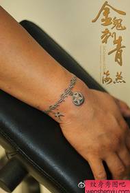 Pegue un popular clásico patrón de tatuaje de pulsera tibetana