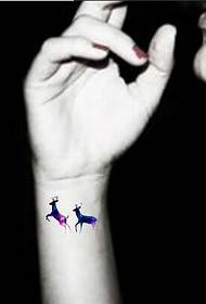 Красиві та красиві фотографії татуювання оленів європейських та американських красивих жіночих рук