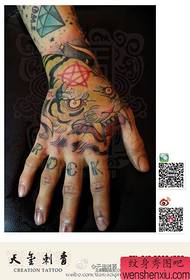 Modèle de tatouage avec une tête de tigre