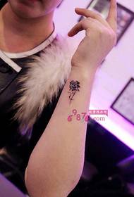 Kūrybingas juodos rožės riešo mažas tatuiruotės paveikslėlis