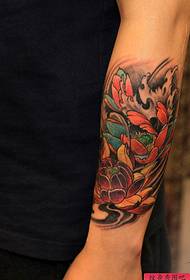 La imagen del espectáculo de tatuajes recomienda un patrón de tatuaje de loto de color de brazo