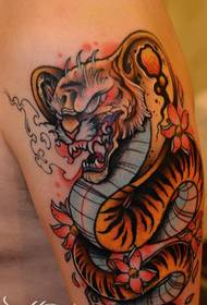 Girekomenda nga larawan sa usa ka bukton nga kolor nga tigre ulo nga tattoo sa litrato