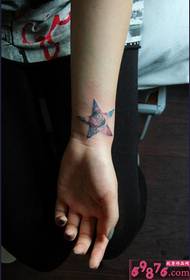 Tatuerad bild av stjärnstjärna i handleden