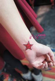 Fotografia e modës së tatuazhit të krahut të yllit të kuq