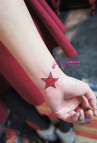 Pictiúr tattoo réalaíoch faisin réaltaí dearga