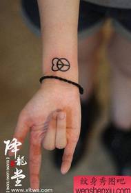 Merginos riešo kompaktiška meilė ir prieškario simbolio tatuiruotės modelis