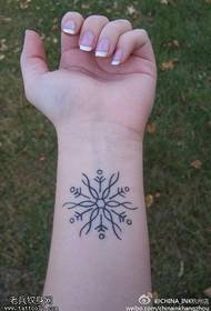 Ranteessa pieni tuore lumihiutale-tatuointikuvio