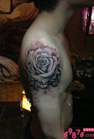 玫瑰花大臂纹身图片