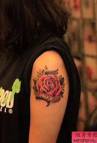 Spectacle de tatouage, recommander un motif de tatouage bras rose