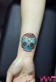 Farverige små tatoveringsbilleder af mode på kraniet