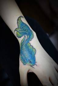 Foto de tatuaje de mano de calamar rico
