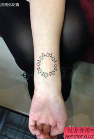 Modello di tatuaggio ghirlanda totem piccolo e popolare da polso da ragazza