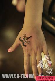 Tyttö käsi tiikeri pään viikset kruunu tatuointi malli