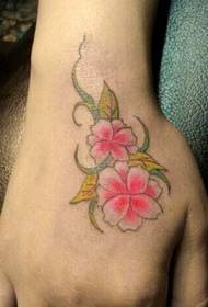 Gambar tato kembang tangan sing apik kanggo tangane bocah-bocah wadon