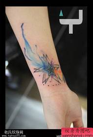 Tinta percikan warna tangan karya tato bintang berujung lima