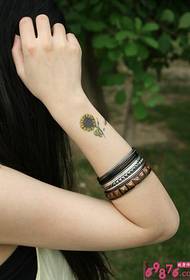 Foto tatuaggio ragazza girasole polso