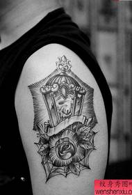 Un modello del tatuaggio del fiore del braccio