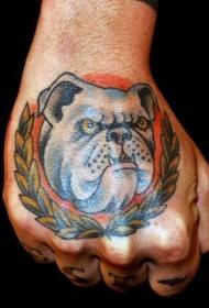 Mano indietro cane di colore con motivo tatuaggio piuma