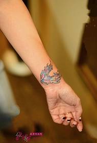 虹の羽の新鮮な手首のタトゥーの写真
