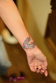 Immagini fresche del tatuaggio del polso delle piume dell'arcobaleno