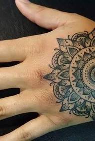 Crno-siva ruka tetovaža natrag uzorak Daquan