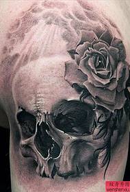 Tatuiruotės šou nuotraukoje rekomenduotas rankos kaukolės rožės tatuiruotės modelis