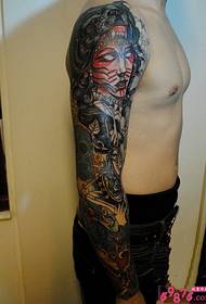 Слика доминирајућег цветног узорка тетоваже руку