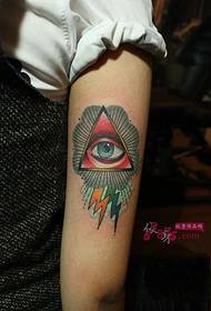 Mörk moln triangel ögonarm tatuering bild
