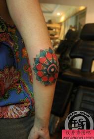 Clasaigeach brèagha elbow math a ’coimhead tatù flùr totem orra