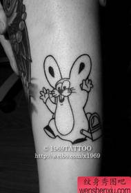 Pequeño trabajo de tatuaje de conejo de mano fresca