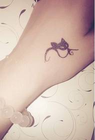 Immagine del modello del tatuaggio del gattino sveglio sveglio eccellente della mano di bellezza
