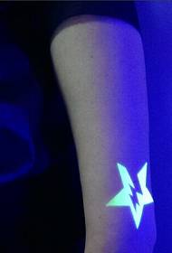 Băieții dau mâna cu tatuaje stele cu cinci vârfuri fluorescente și fluorescente elegante