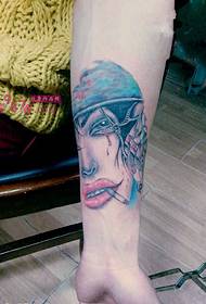 Foto di tatuaggio alternativo bello fumo retrò