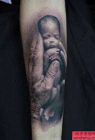 팔에 귀여운 아기 문신 그림