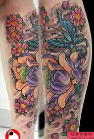 un modello di tatuaggio di fiori di ciliegio farfalla di loto di vitello